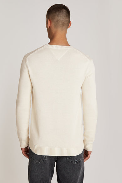 Beige trui met ronde hals van TOMMY JEANS, rugaanzicht, gecombineerd met grijze jeans.