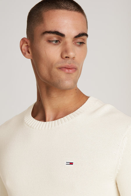 Sweat-shirt beige avec col rond de TOMMY JEANS, tricoté uni avec logo sur la poitrine.