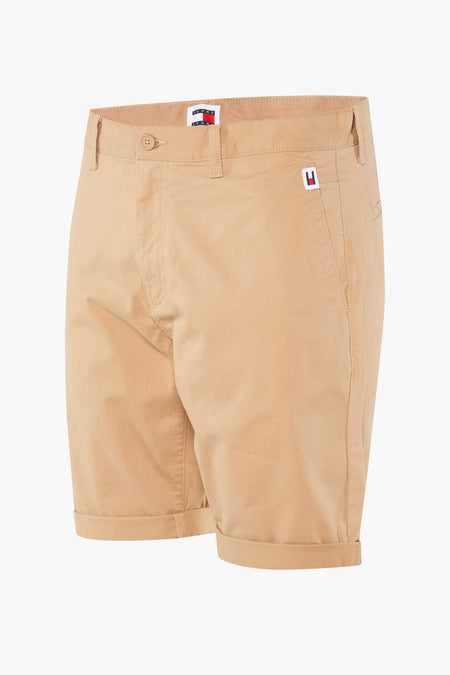 Short beige de TOMMY JEANS avec des poches rabattues et un logo sur la poche.