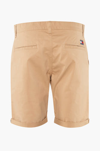 Short beige de TOMMY JEANS, avec des poches arrière et des revers.
