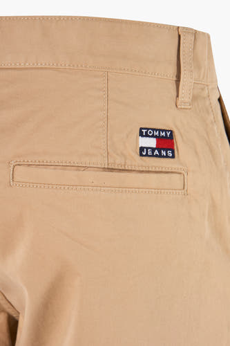 Short beige de TOMMY JEANS, avec une poche arrière et le logo de la marque sur l'arrière.
