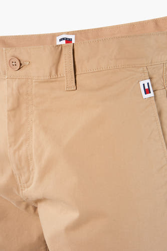 Short beige de TOMMY JEANS, détailta la ce ce taille avec un bouton et le logo sur la poche.