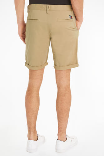 Short beige de TOMMY JEANS, avec un ourlet plié et des poches arrière avec le logo de la marque.