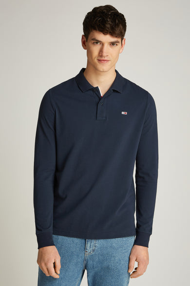 T-shirt bleu de manches longues de TOMMY JEANS, avec un petit logo sur la poitrine, porté avec des jeans.
