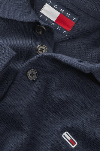 T-shirt bleu de TOMMY JEANS, avec des boutons et un petit logo sur la devant.