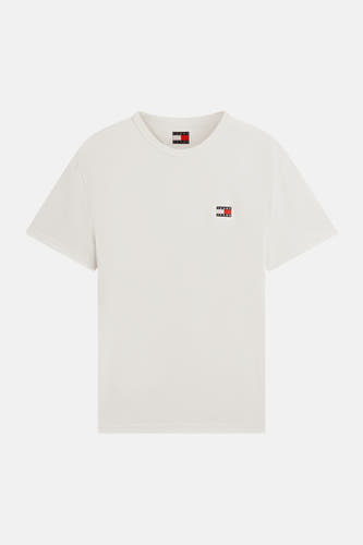 T-shirt à manches courtes de couleur crème TOMMY JEANS avec petit logo drapeau sur la poitrine.