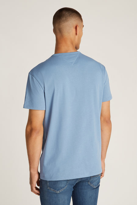 T-shirt bleu à manches courtes de TOMMY JEANS, dos, avec des jeans.