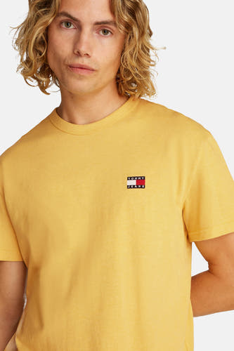 T-shirt jaune à manches courtes de TOMMY JEANS, design uni avec un petit logo sur la poitrine.