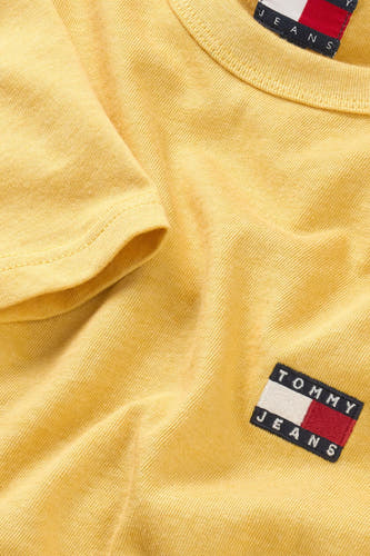 T-shirt jaune à manches courtes de Tommy Jeans, avec un patch logo sur la poitrine.