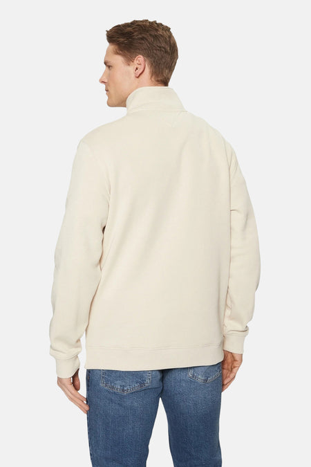 Beige ronde hals sweater van TOMMY JEANS, achterzijde, met ribboorden en casual fit, gedragen met blauwe jeans