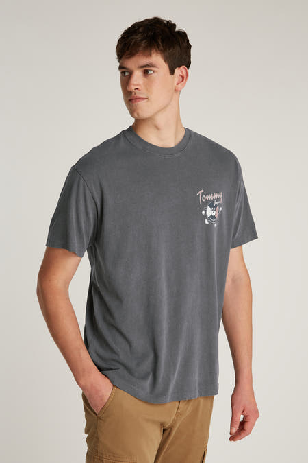 T-shirt noir à manches courtes de TOMMY JEANS, avec une impression graphique sur le dos.