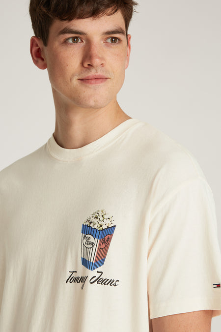 T-shirt blanc à manches courtes de Tommy Jeans, avec un imprimé popcorn et le logo Tommy Jeans.