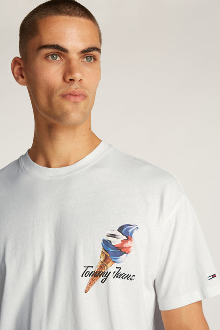 T-shirt blanc à manches courtes de TOMMY JEANS, avec un imprimé de petites cornes de glace sur la partie avant et un petit logo de marque sur la manche.