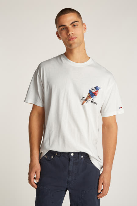 T-shirt blanc à manches courtes de TOMMY JEANS, avec une impression graphique d'un morse sur le dos.