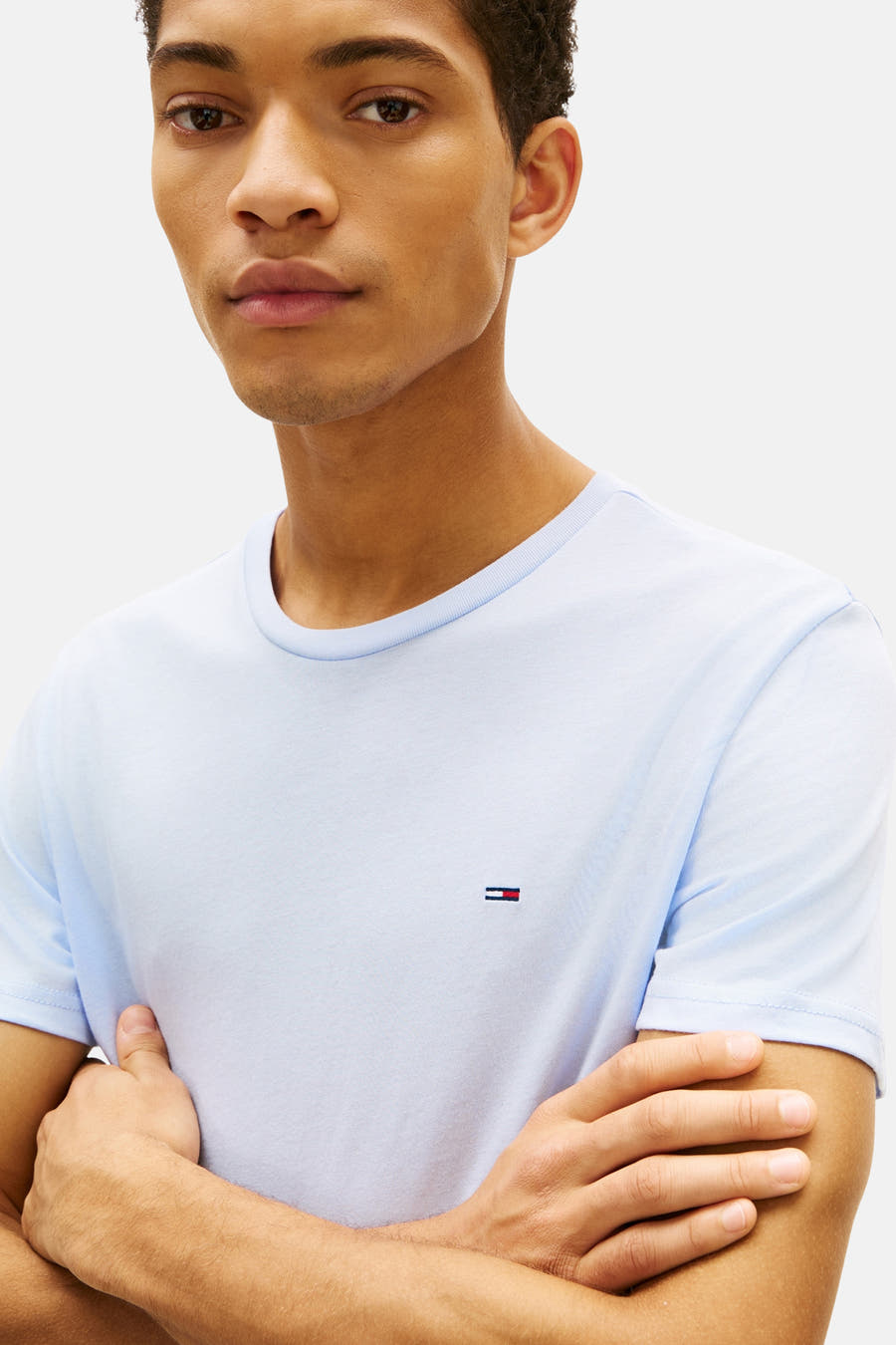 T-shirt bleu de TOMMY JEANS, avec des manches courtes et un petit logo sur la poitrine.