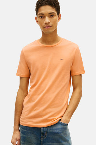 T-shirt orange à manches courtes de Tommy Jeans, avec un petit logo sur la poitrine.