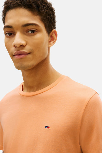 Oranje T-shirt met korte mouwen van TOMMY JEANS, met klein logo op de borst.