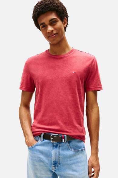 T-shirt rouge à manches courtes de TOMMY JEANS, porté avec un jean et une ceinture brune avec une boucle argentée.