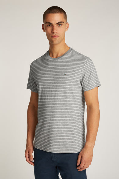T-shirt rayé gris de TOMMY JEANS, avec des manches courtes, un col rond et un petit logo sur la poitrine.