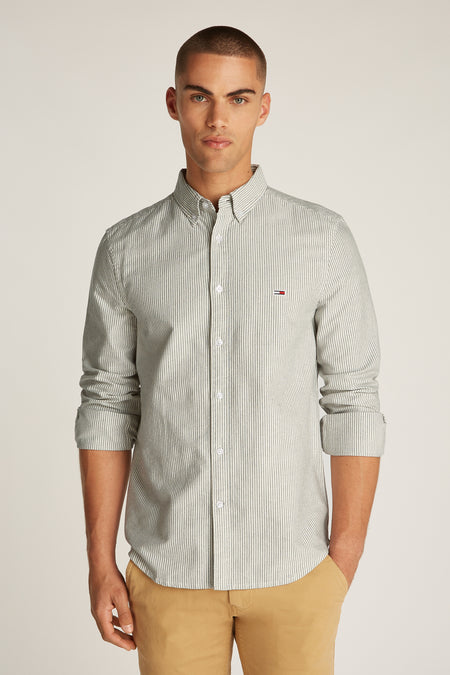 Chemise rayée gris clair de TOMMY JEANS avec longues manches, vue de dos, portée avec un pantalon marron clair.