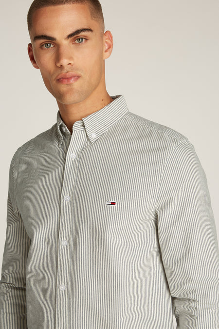 Chemise rayée grise de TOMMY JEANS, à longues manches, avec un logo sur la poitrine.