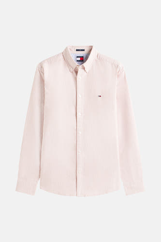 Chemise rayée rouge et blanche à longues manches de TOMMY JEANS, avec col boutonné et logo sur la poitrine.