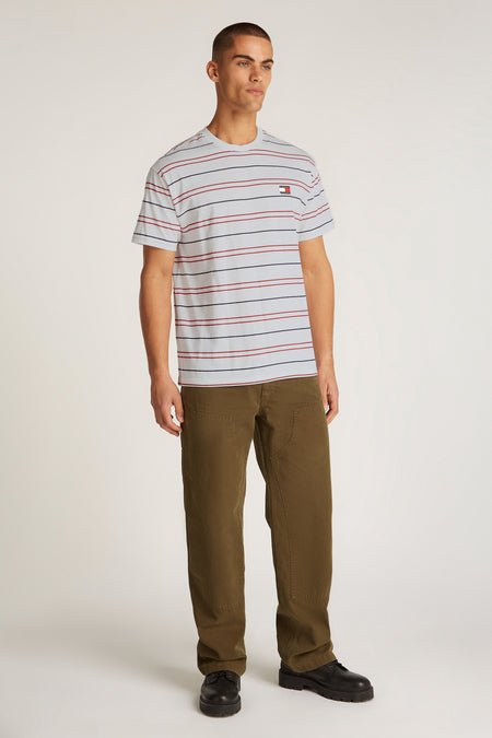 T-shirt à manches courtes de TOMMY JEANS, avec des rayures horizontales et un pantalon kaki uni.