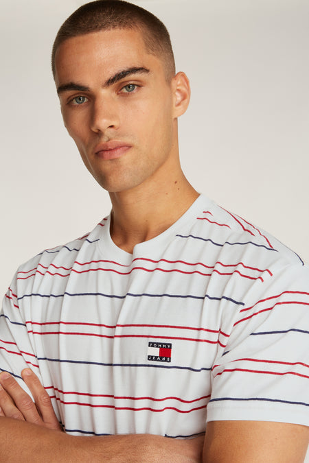 T-shirt multicolore rayé avec manches courtes de TOMMY JEANS, avec des rayures rouges et bleues.