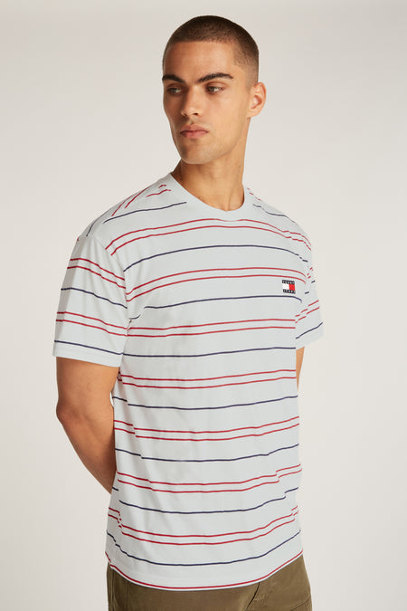 T-shirt multicolore à manches courtes de TOMMY JEANS, avec des rayures horizontales rouges et bleues, vue arrière.