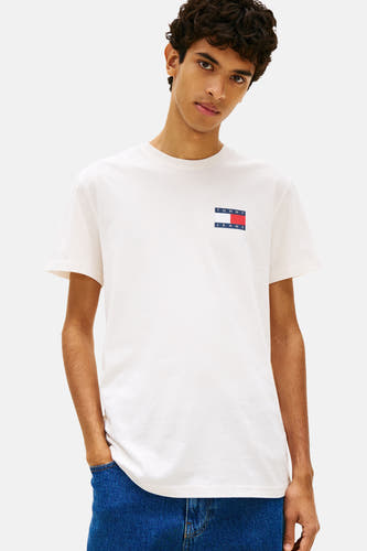 T-shirt blanc à manches courtes TOMMY JEANS, avec logo sur la poitrine, à combiner avec un jean ample et des baskets.