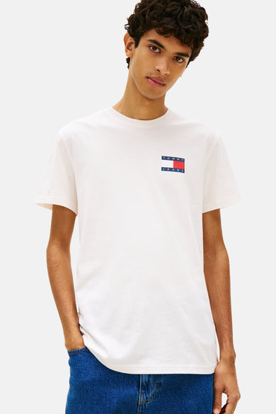 T-shirt blanc à manches courtes TOMMY JEANS, avec logo sur la poitrine, à combiner avec un jean ample et des baskets.
