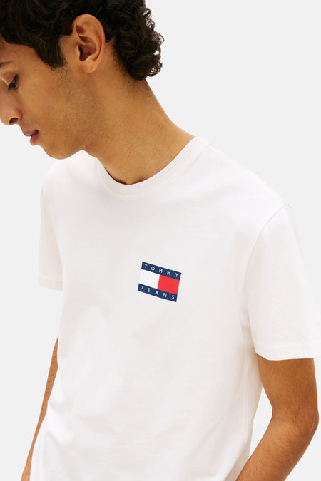 T-shirt blanc à manches courtes TOMMY JEANS, avec badge logo sur la poitrine.