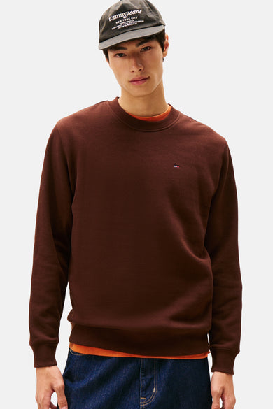 Pull-over marron de TOMMY JEANS, avec un logo subtil sur la poitrine et une chemise orange en dessous.