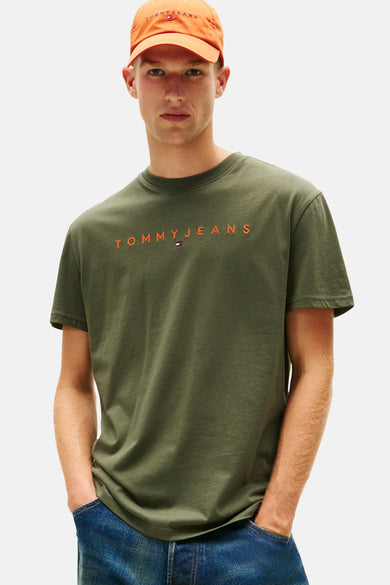 T-shirt vert de mantes courtes TOM TOMMY JEANS, porté avec avec un orange orange et et ble ble.