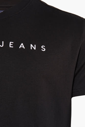 T-shirt noir à manches courtes de TOMMY JEANS, avec une étiquette blanche 'JEANS' sur la poitrine.