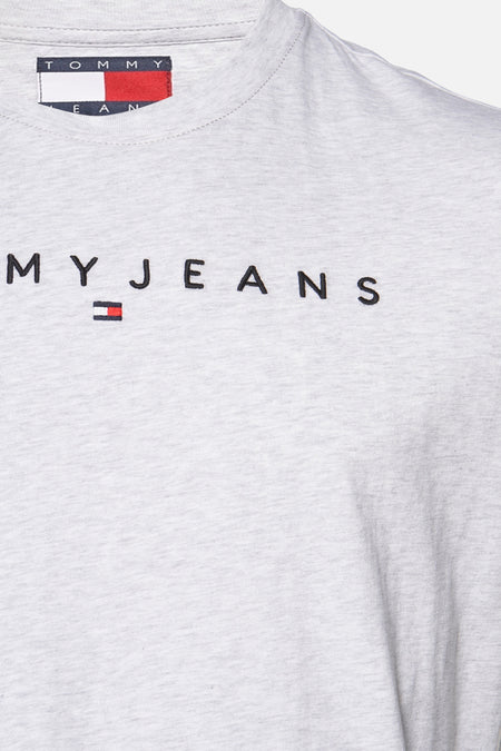 T-shirt gris à manches courtes de TOMMY JEANS, avec un petit logo sur la poitrine.