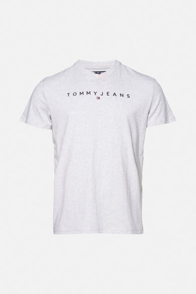 T-shirt gris à manches courtes de TOMMY JEANS, avec un logo de marque distinctif sur la poitrine.