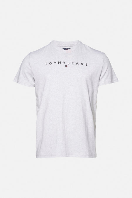 T-shirt gris à manches courtes de TOMMY JEANS, avec un logo de marque distinctif sur la poitrine.