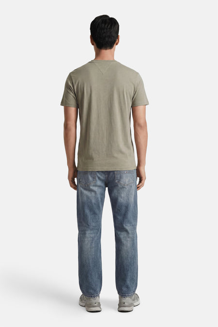 Groene korte mouw T-shirt van TOMMY JEANS, achterzijde, eenvoudig design, draagbaar met jeans en sneakers