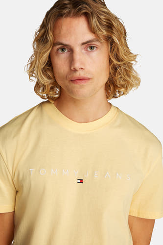 T-shirt jaune à manches courtes de TOMMY JEANS, avec logo sur la poitrine.