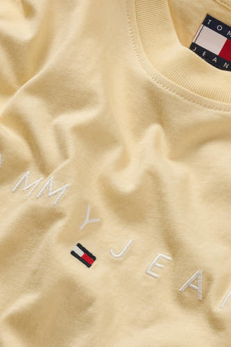 T-shirt jaune à manches courtes de TOMMY JEANS, avec logo brodé et étiquette de marque dans le col.