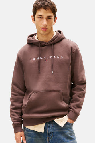 Pull marron avec capuche de TOMMY JEANS, à longues manches et jeans décontractés.