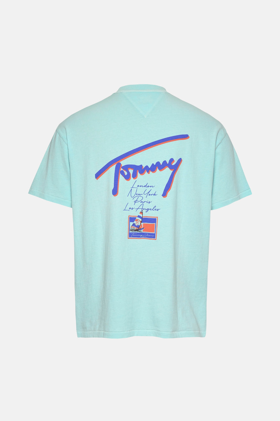 T-shirt turquoise à manches courtes de Tommy Jeans, avec impression de villes et un voilier.