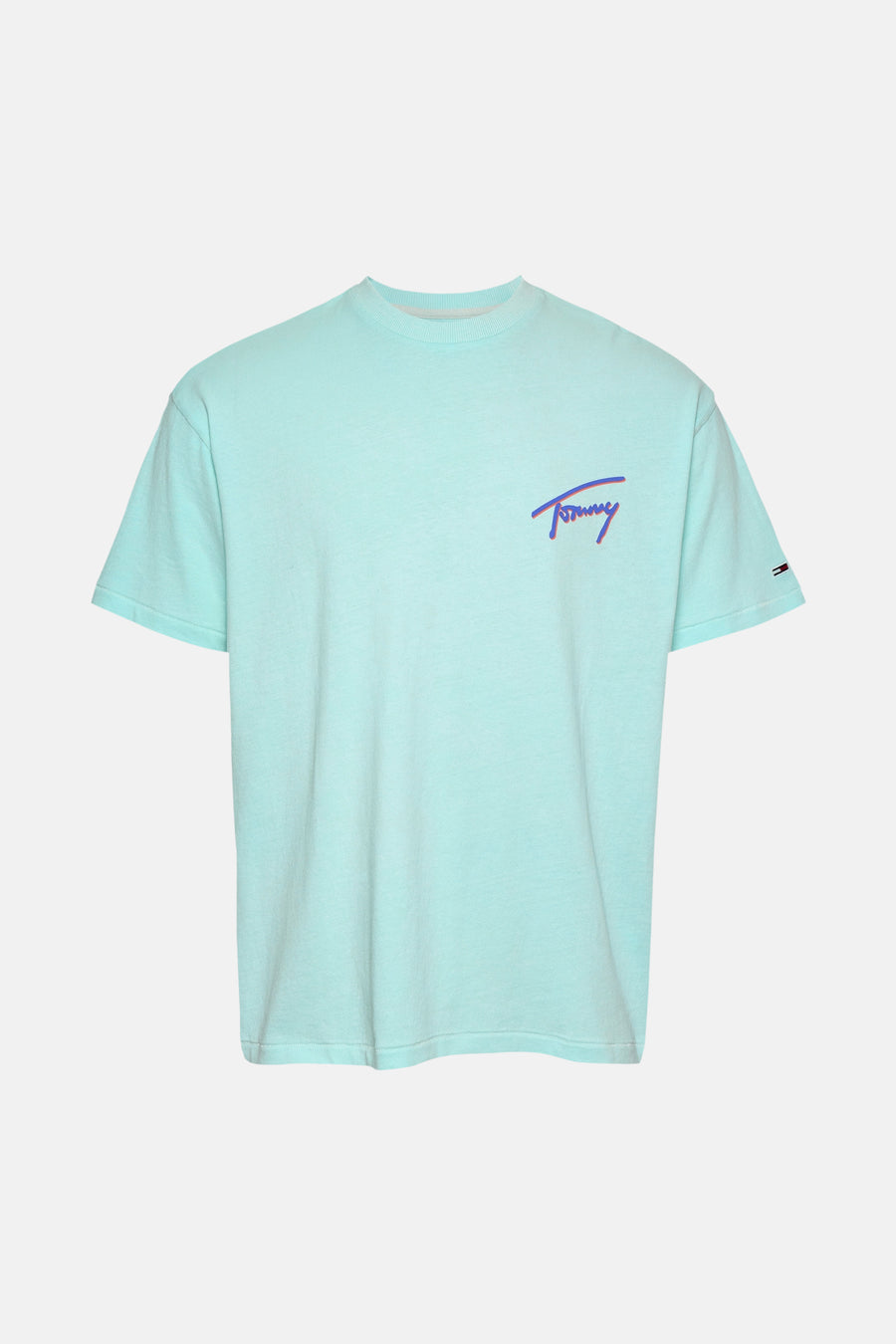 T-shirt turquoise à manches courtes de Tommy Jeans, avec un texte violet sur la poitrine.