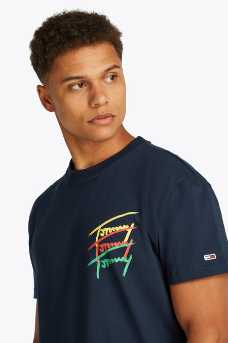 T-shirt bleu à manches courtes de Tommy Jeans, avec un logo 'Tommy' coloré sur la poitrine.