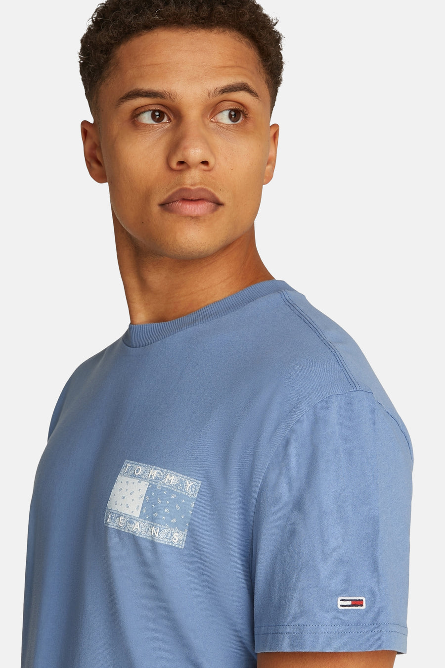 Man met blauw Tommy Jeans T-shirt.