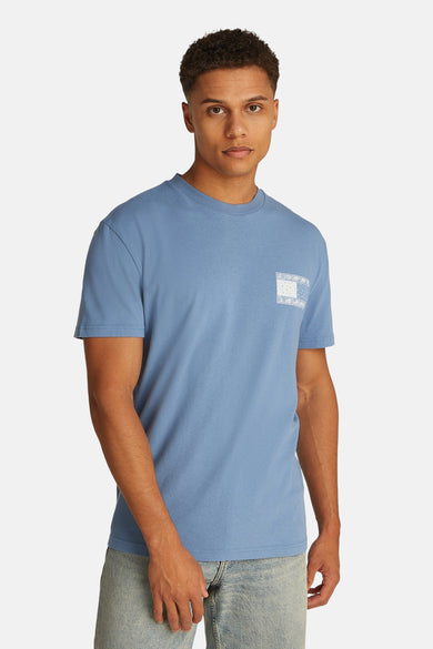 T-shirt bleu à manches courtes de TOMMY JEANS, avec un petit logo carré sur la poitrine.