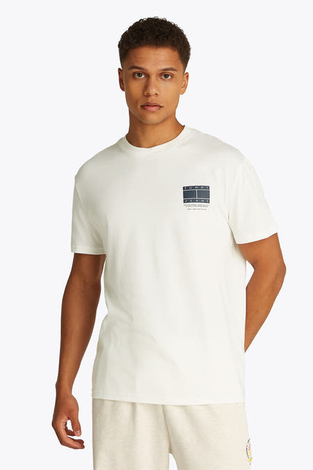 T-shirt blanc à manches courtes de TOMMY JEANS, design simple avec une encolure ronde et des manches courtes.