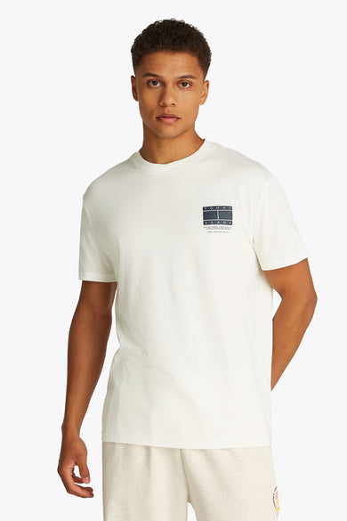 T-shirt blanc à manches courtes de TOMMY JEANS, design simple avec une encolure ronde et des manches courtes.