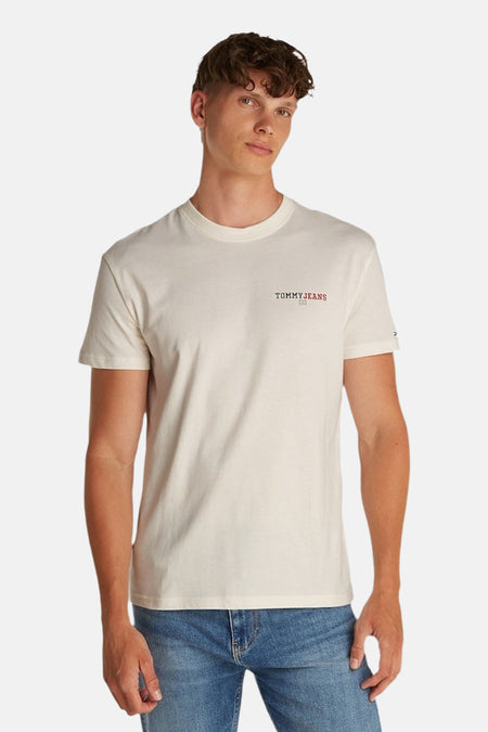 T-shirt blanc à manches courtes de TOMMY JEANS, associé à un jean bleu.